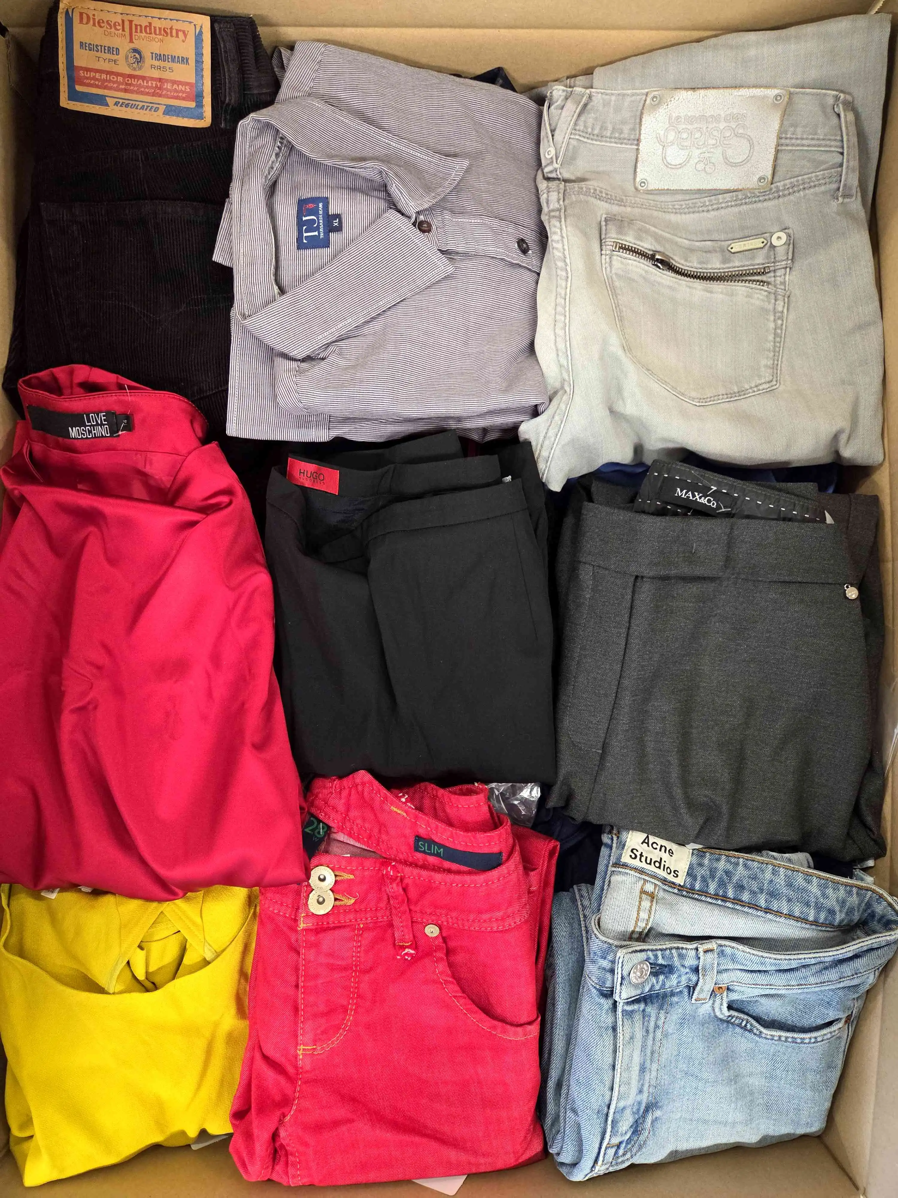 U2144 3 The photo shows a package with clothing in the category U.