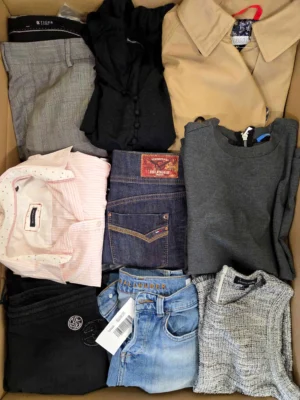 The photo shows a package with clothing in the category U.
