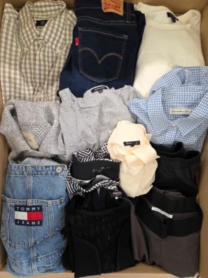 The photo shows a package with clothing in the category U.