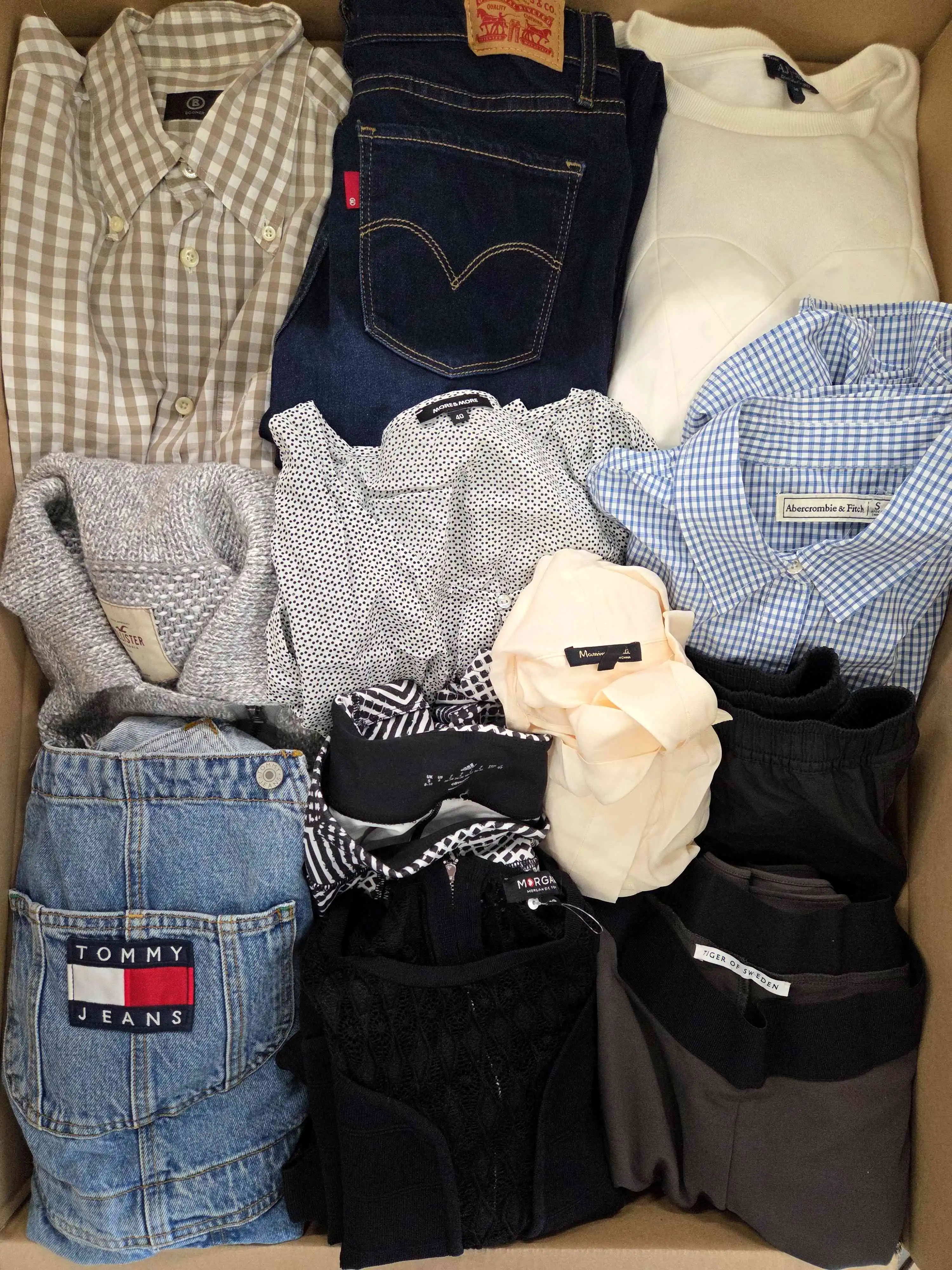 U2163 3 The photo shows a package with clothing in the category U.