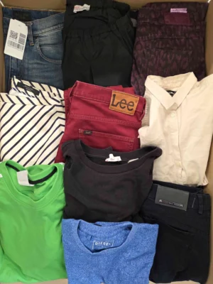 The photo shows a package with clothing in the category U.