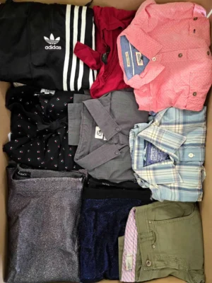 The photo shows a package with clothing in the category U.