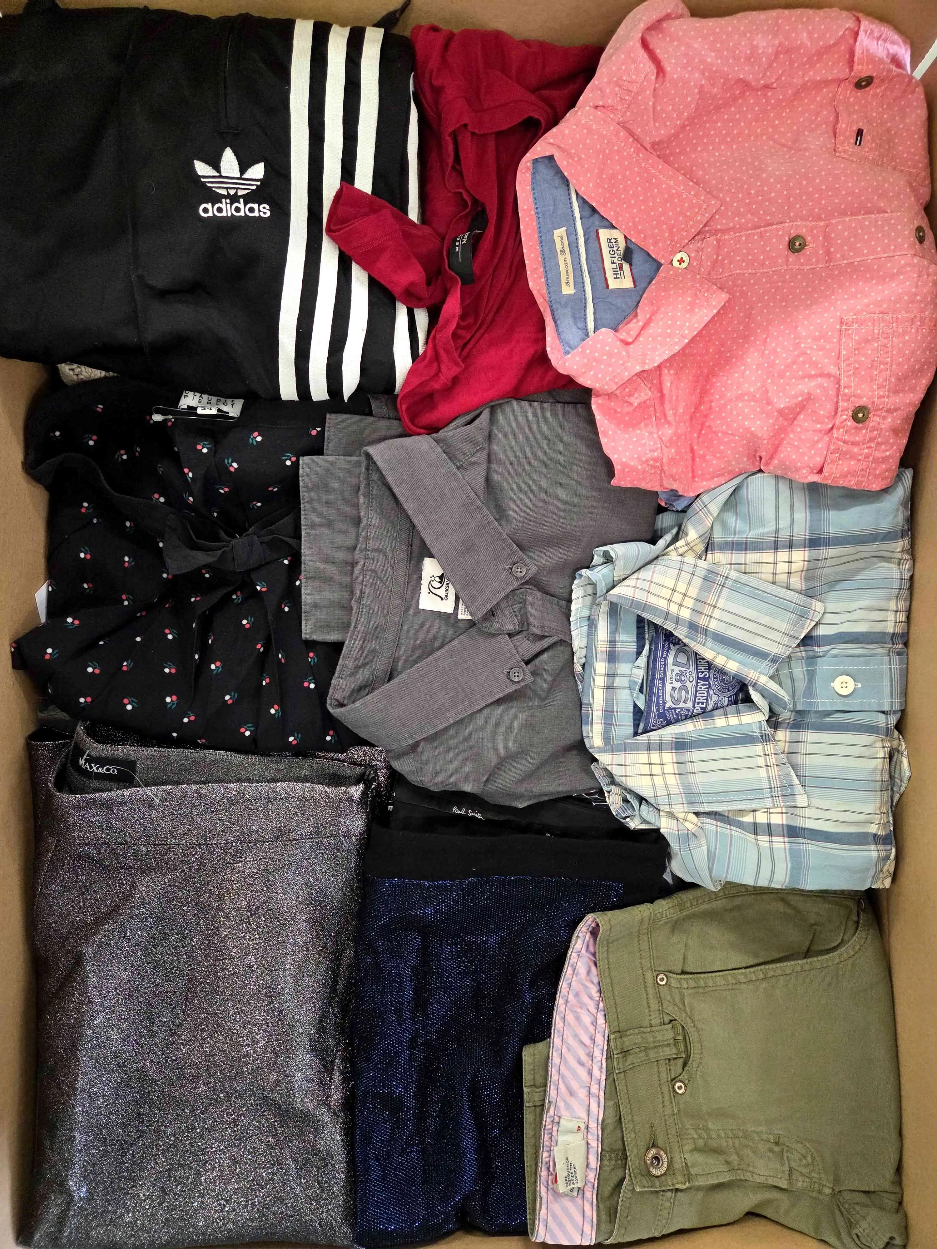 U2167 3 The photo shows a package with clothing in the category U.