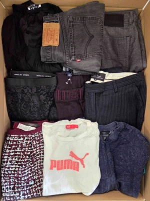 The photo shows a package with clothing in the category U.