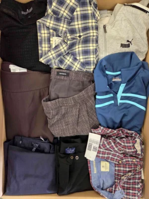 The photo shows a package with clothing in the category U.