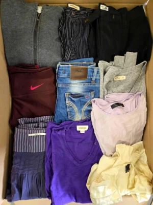 The photo shows a package with clothing in the category U.