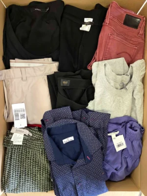 The photo shows a package with clothing in the category U.