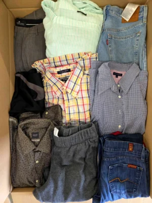 The photo shows a package with clothing in the category U.