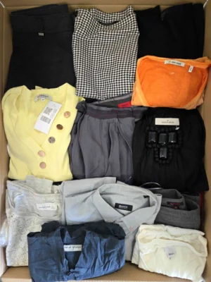 The photo shows a package with clothing in the category U.