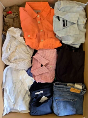 The photo shows a package with clothing in the category U.