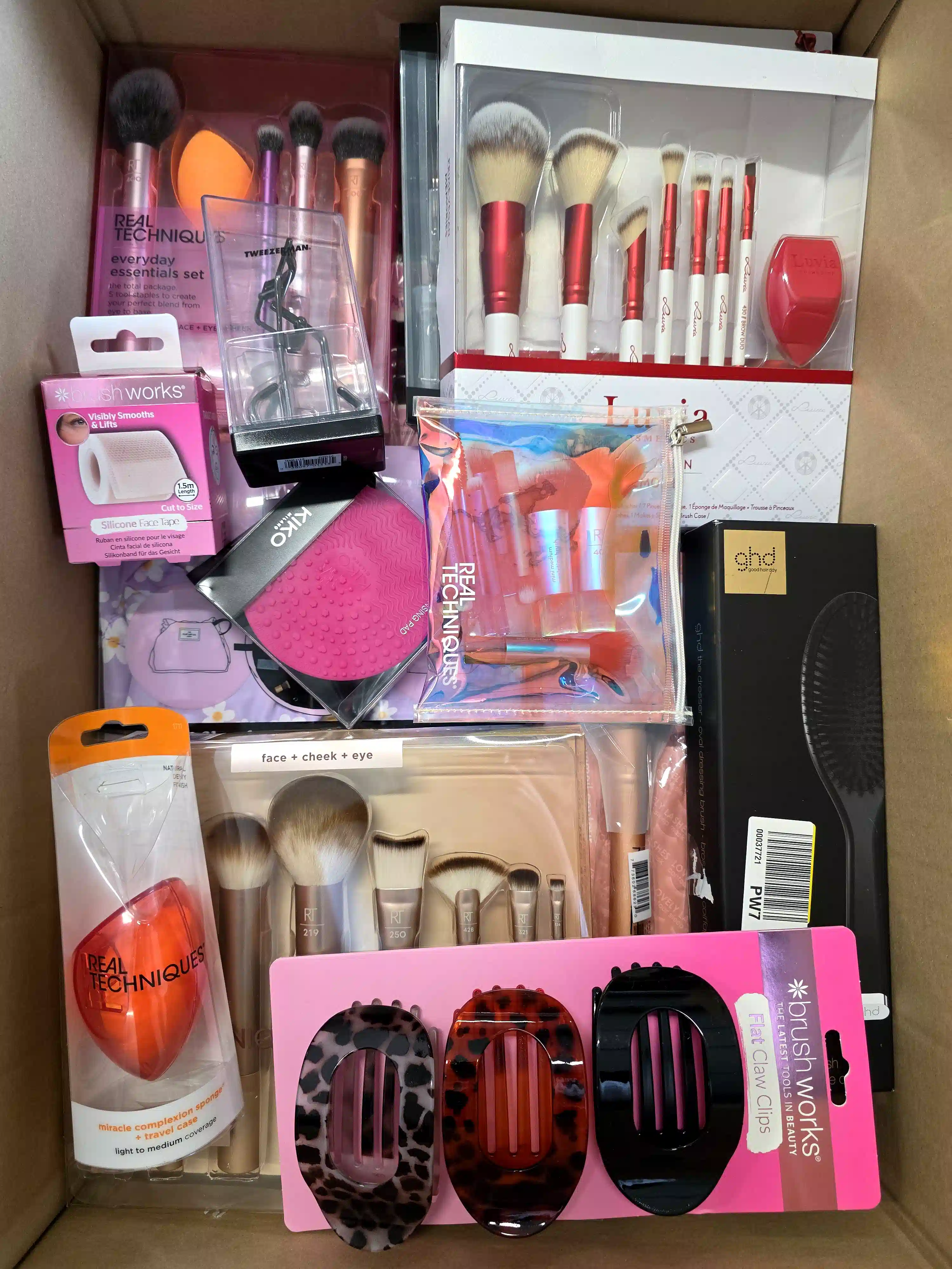 BC217 3 The picture shows a package with accessories in the category BC.