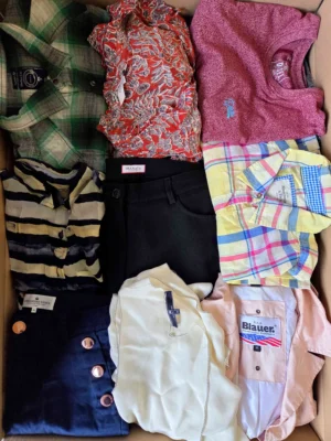 The photo shows a package with clothing in the category U.
