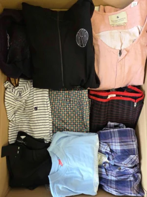 The photo shows a package with clothing in the category U.