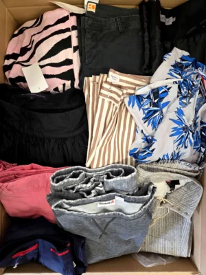 The photo shows a package with clothing in the category U.
