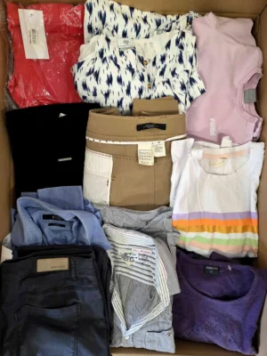 The photo shows a package with clothing in the category U.