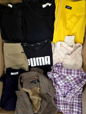 The photo shows a package with clothing in the category U.
