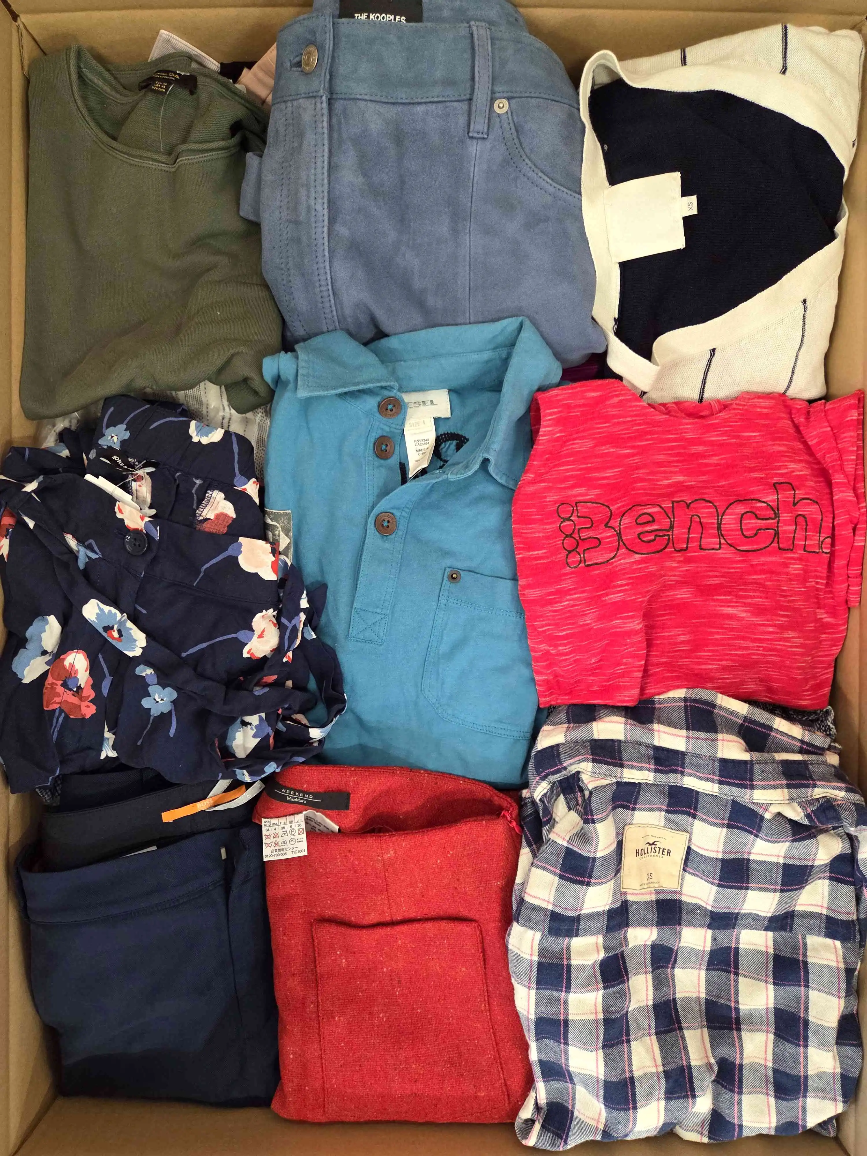U2198 3 The photo shows a package with clothing in the category U.