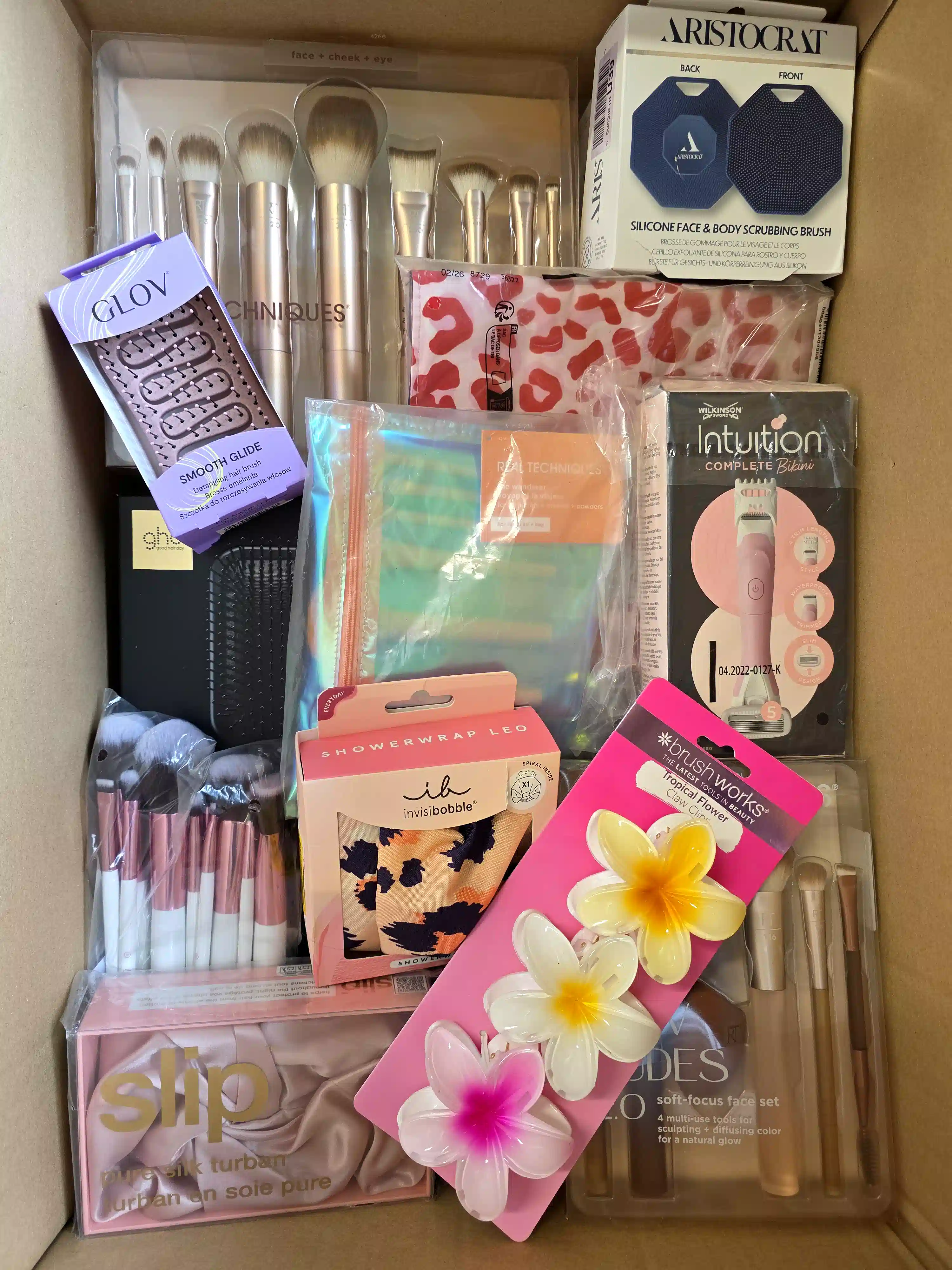 BC219 3 The picture shows a package with accessories in the category BC.