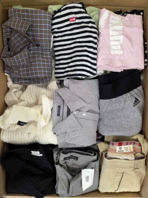 The photo shows a package with clothing in the category U.