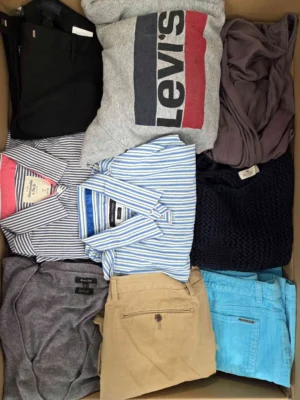 The photo shows a package with clothing in the category U.