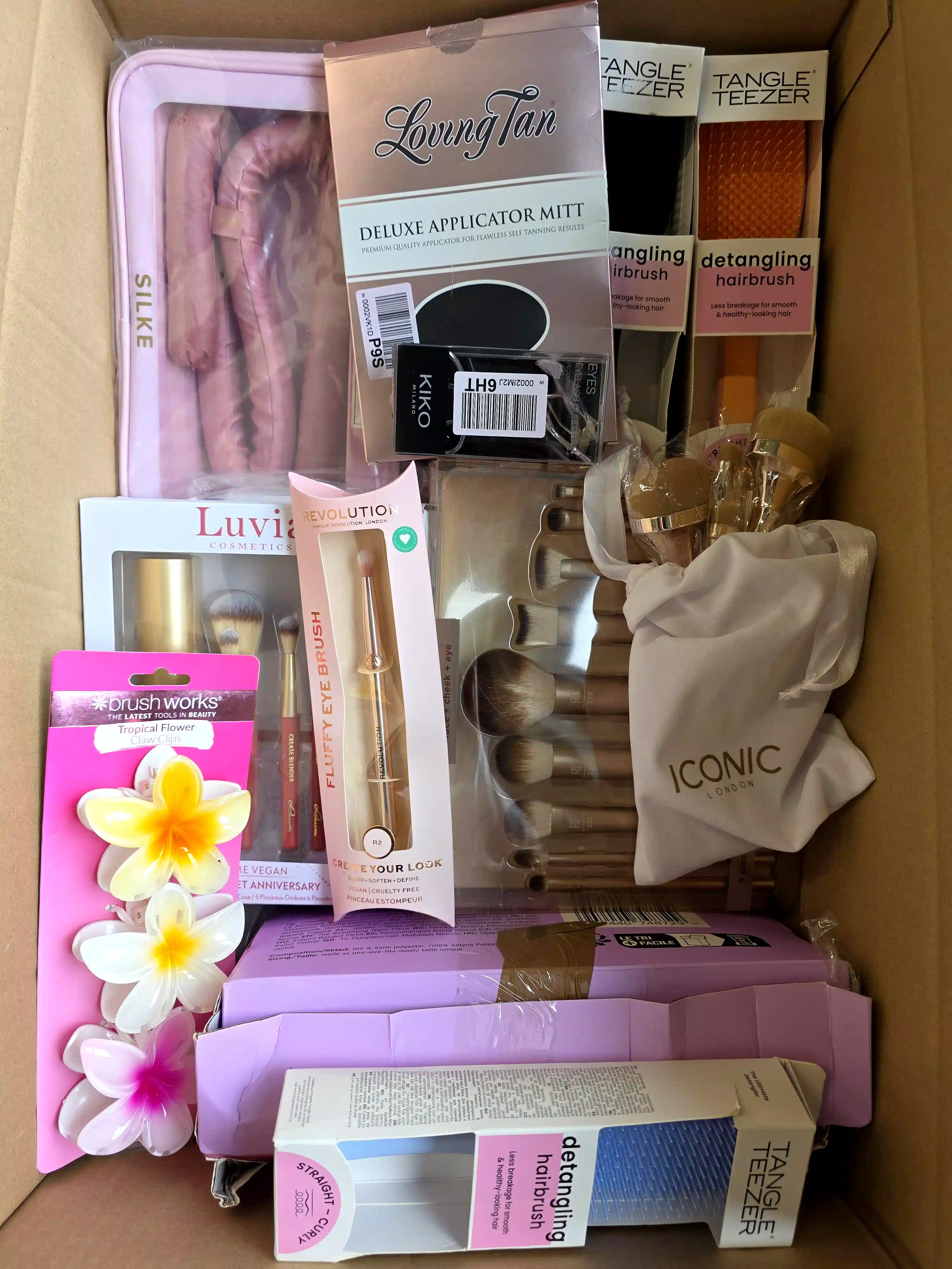 BC220 2 The picture shows a package with accessories in the category BC.