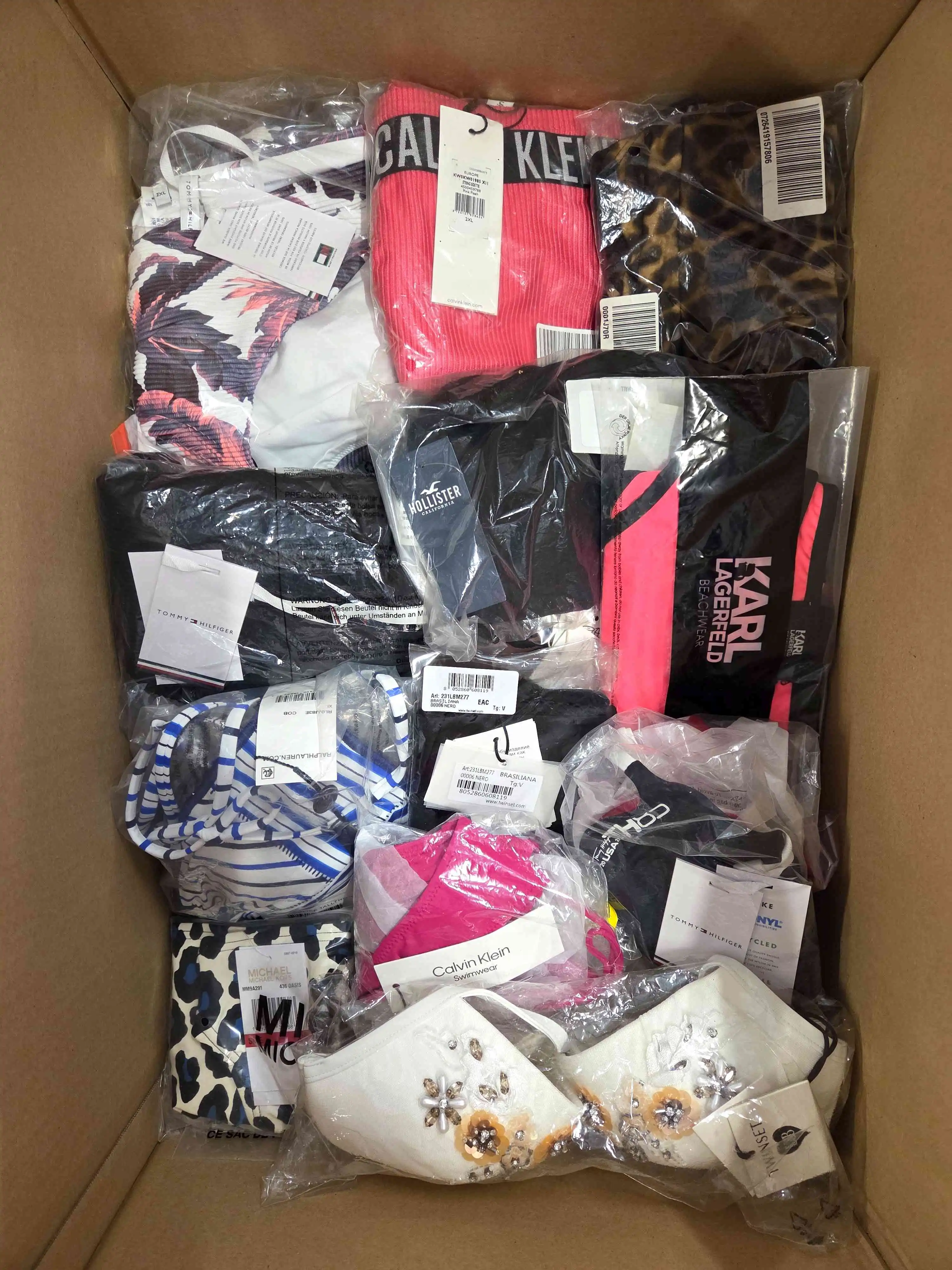ABW221 3 The photo shows a package with clothing in the category ABW.