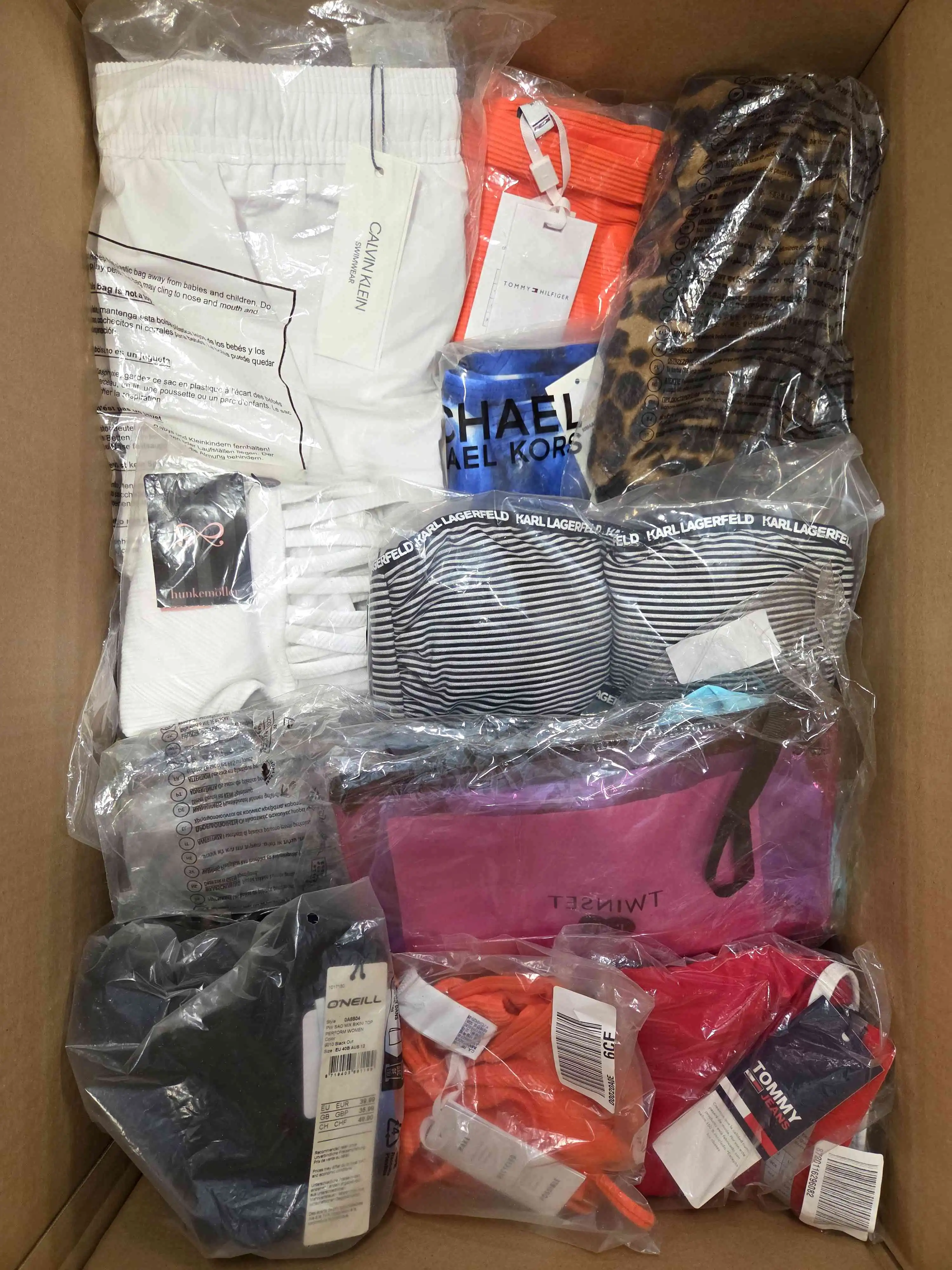 ABW224 3 The photo shows a package with clothing in the category ABW.