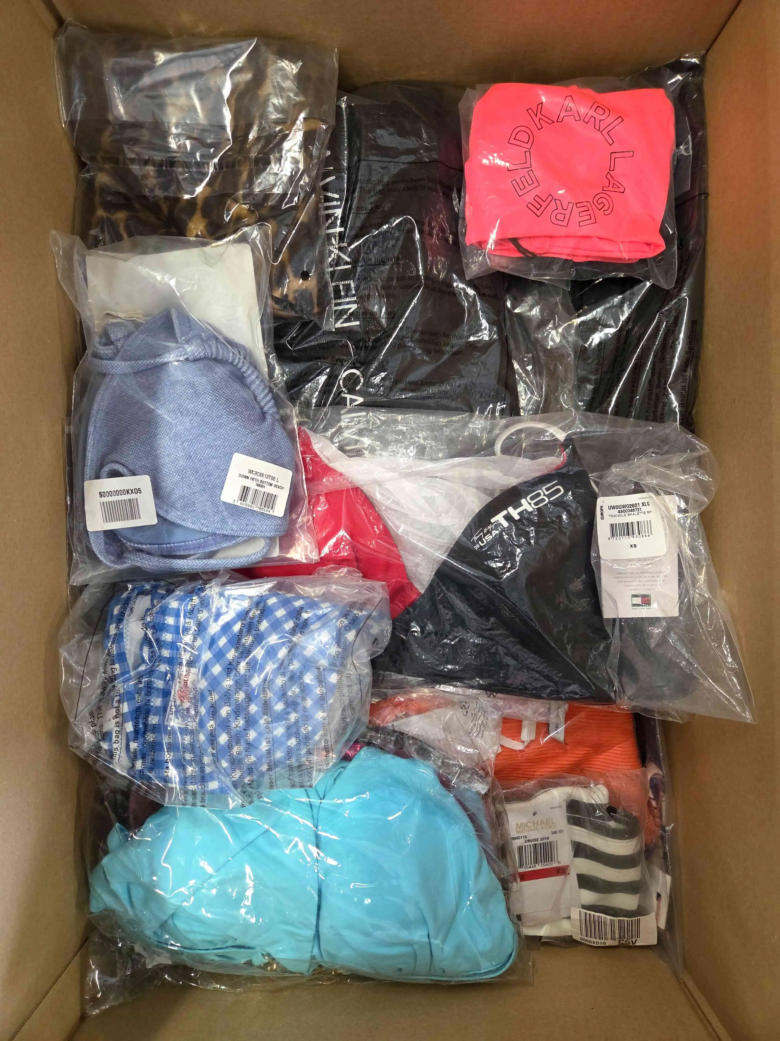 ABW226 3 The photo shows a package with clothing in the category ABW.