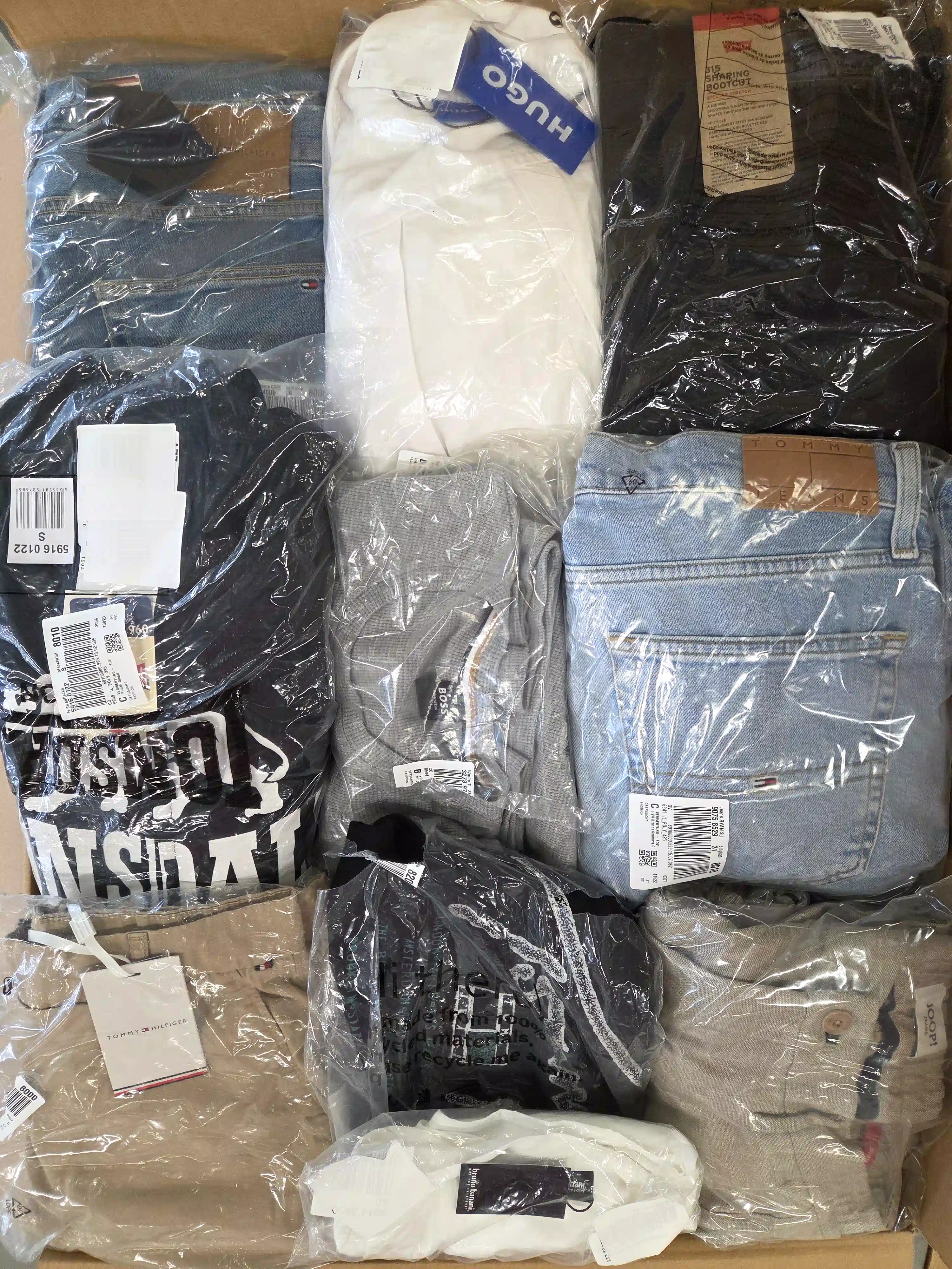 OT229 3 The photo shows a package with clothing in the category T.