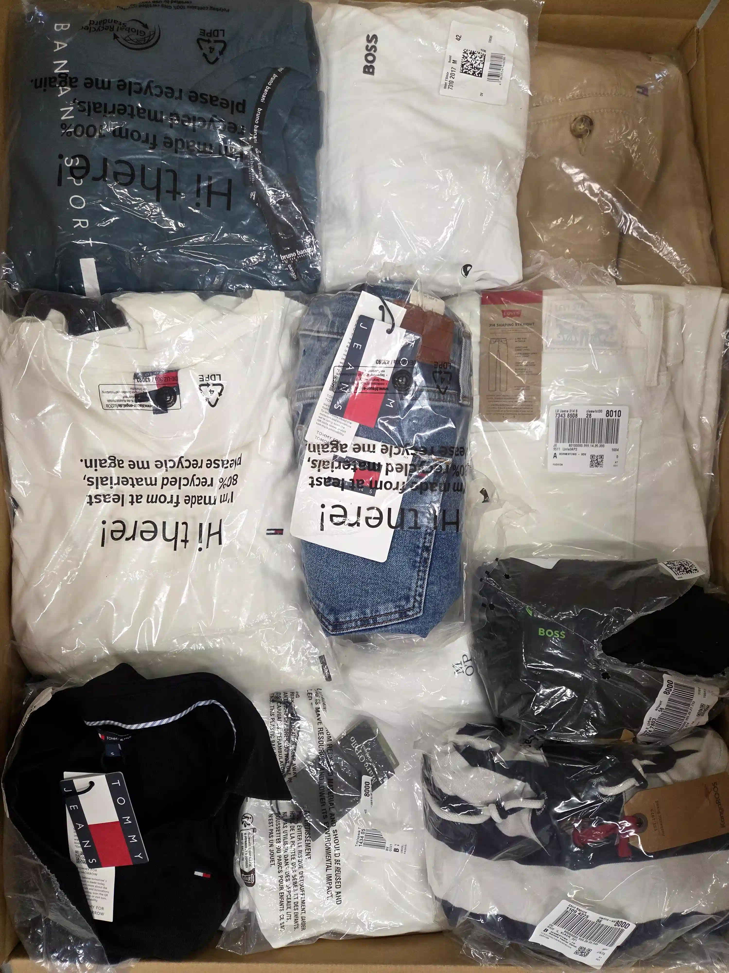 OT232 3 The photo shows a package with clothing in the category T.
