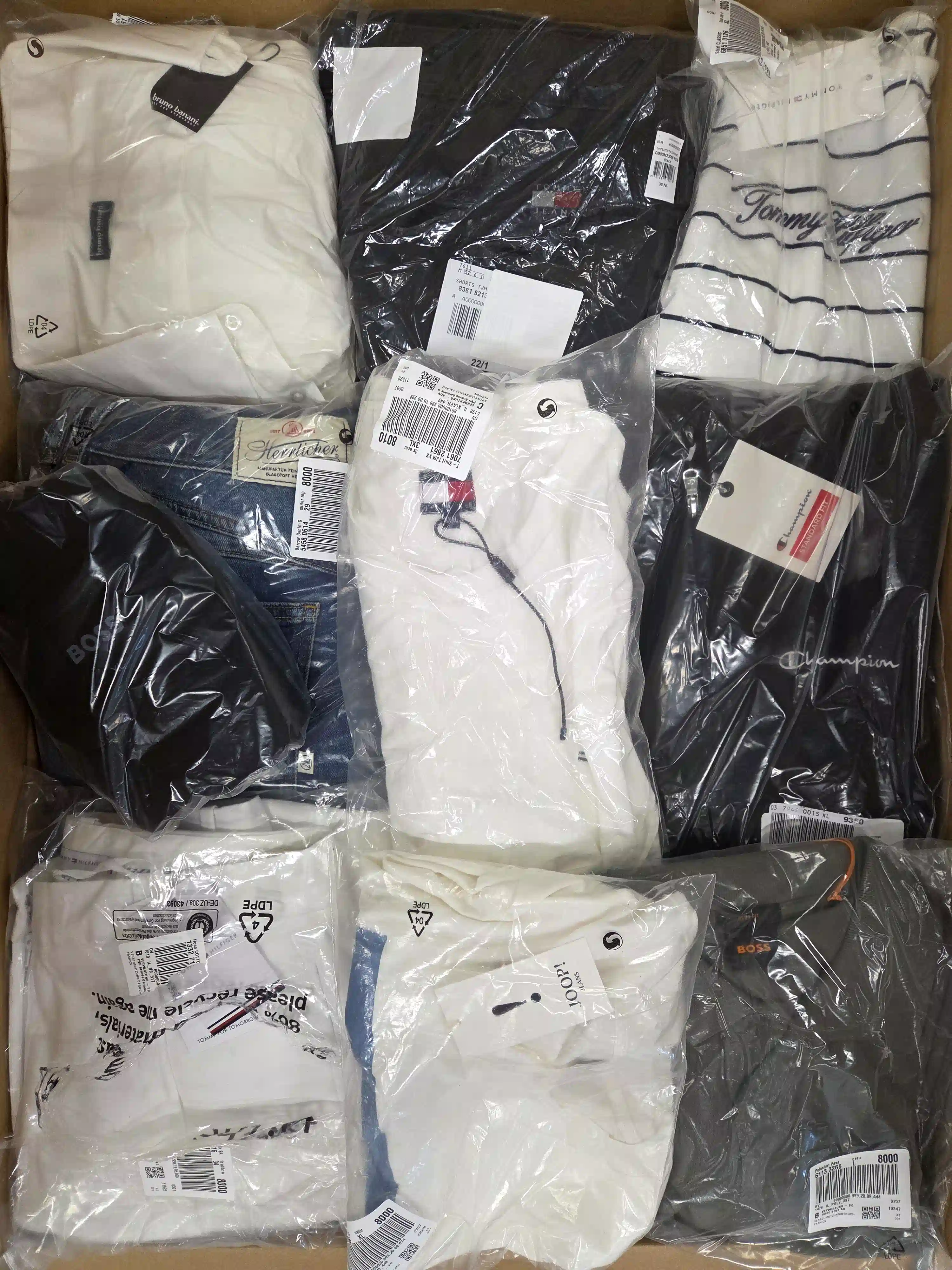 OT238 3 The photo shows a package with clothing in the category T.