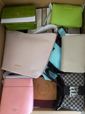 The picture shows a package with accessories in the category HA.
