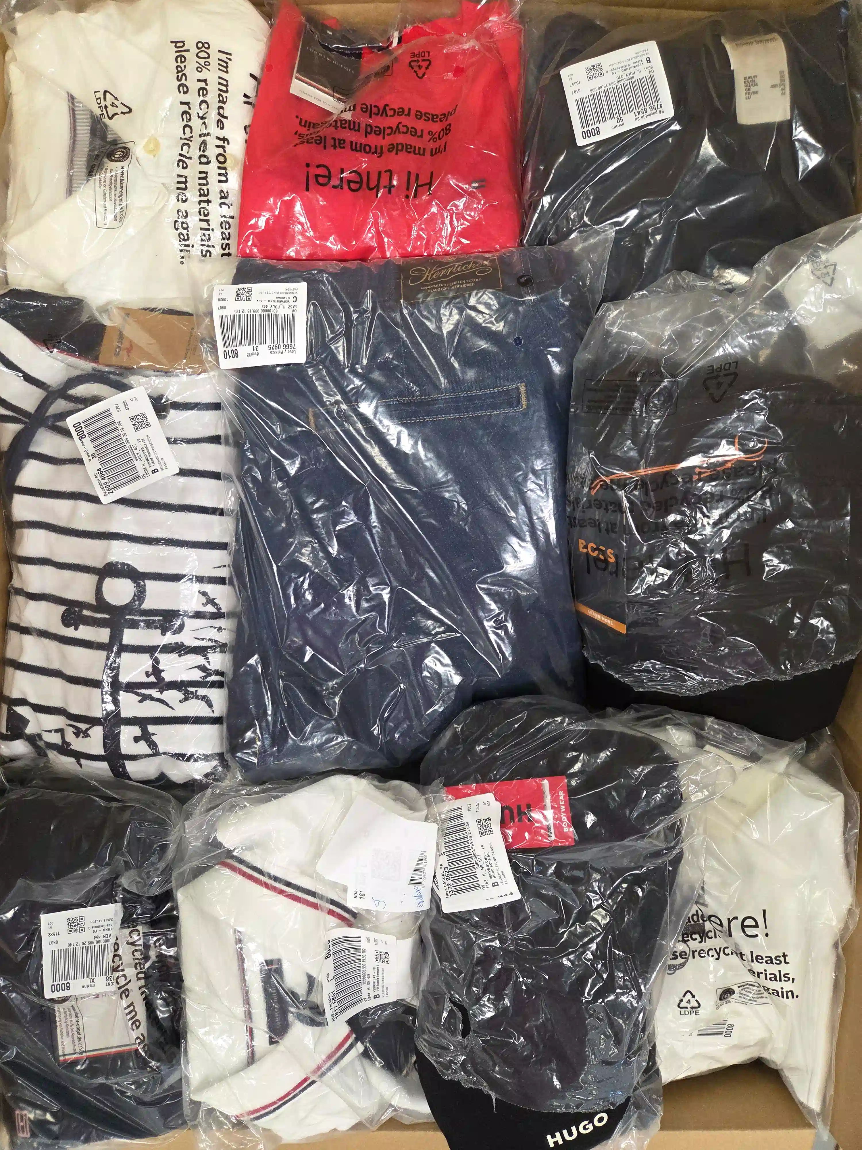 OT240 3 The photo shows a package with clothing in the category T.