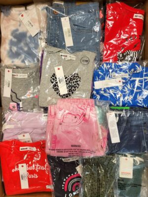 The photo shows a package with clothing in the category N.