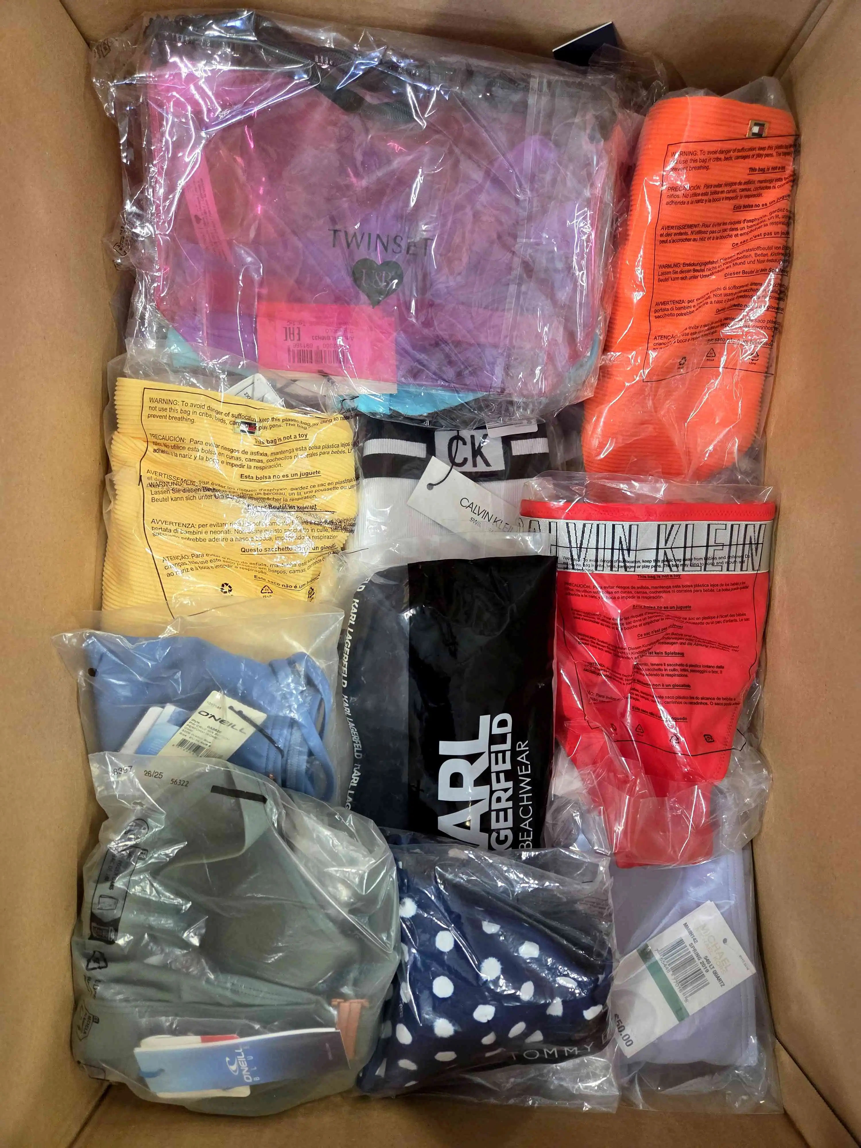 ABW250 3 The photo shows a package with clothing in the category ABW.