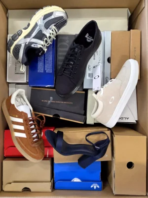 The photo shows a package with footwear in the category BS.