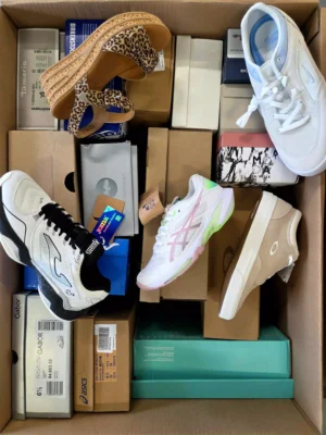 The photo shows a package with footwear in the category BS.