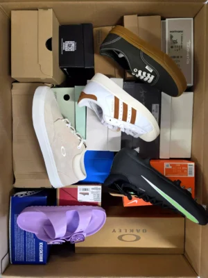 The photo shows a package with footwear in the category BS.