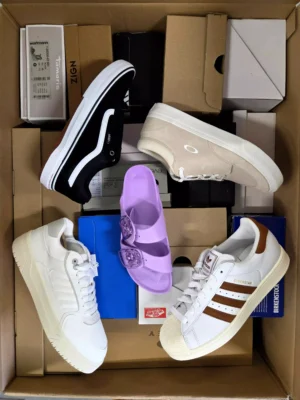 The photo shows a package with footwear in the category BS.