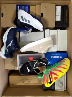 The photo shows a package with footwear in the category BS.