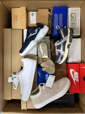 The photo shows a package with footwear in the category BS.