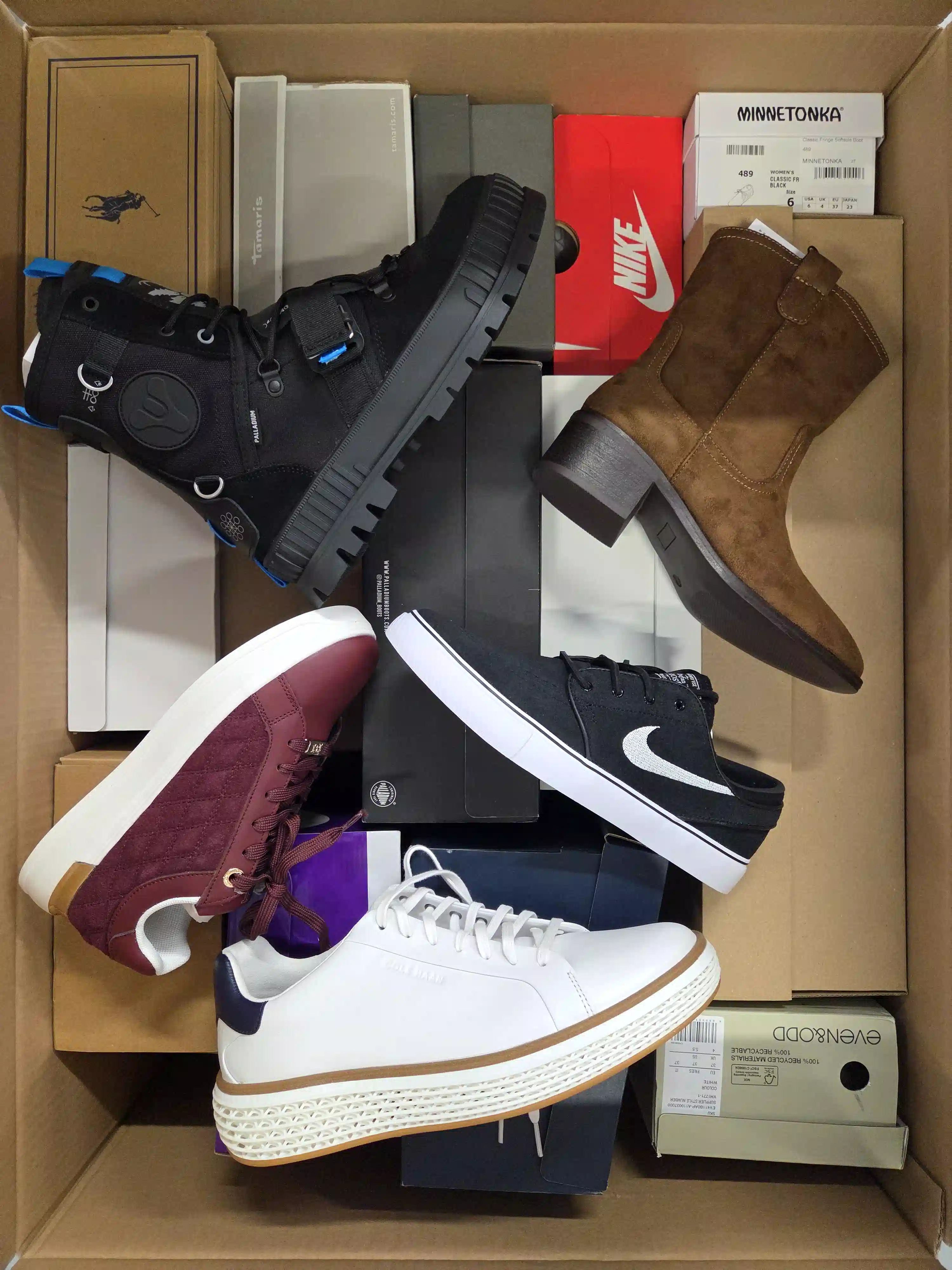 BS3517 3 The photo shows a package with footwear in the category BS.