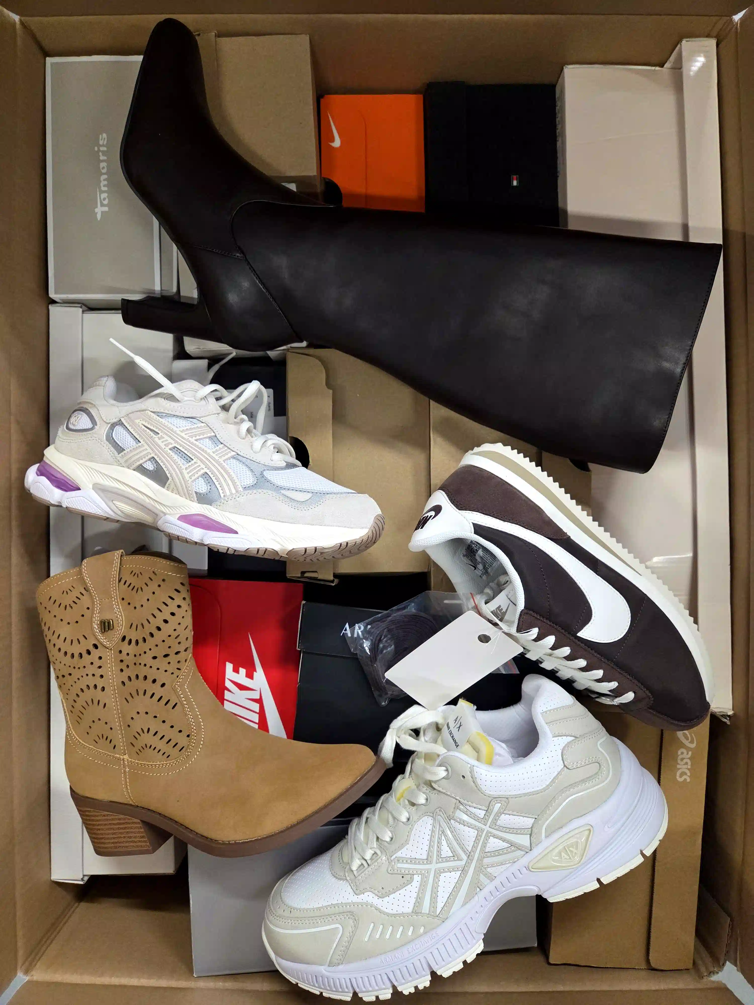 BS3518 3 The photo shows a package with footwear in the category BS.