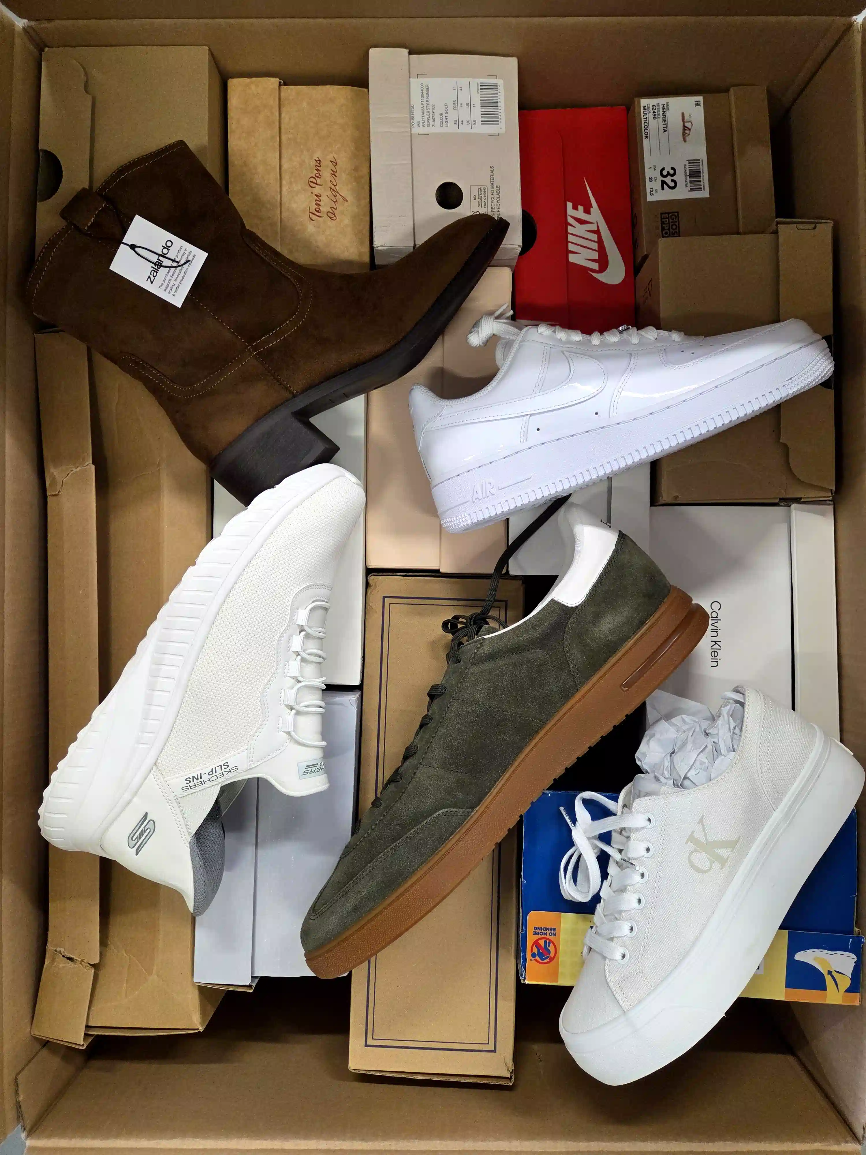 BS3519 3 The photo shows a package with footwear in the category BS.