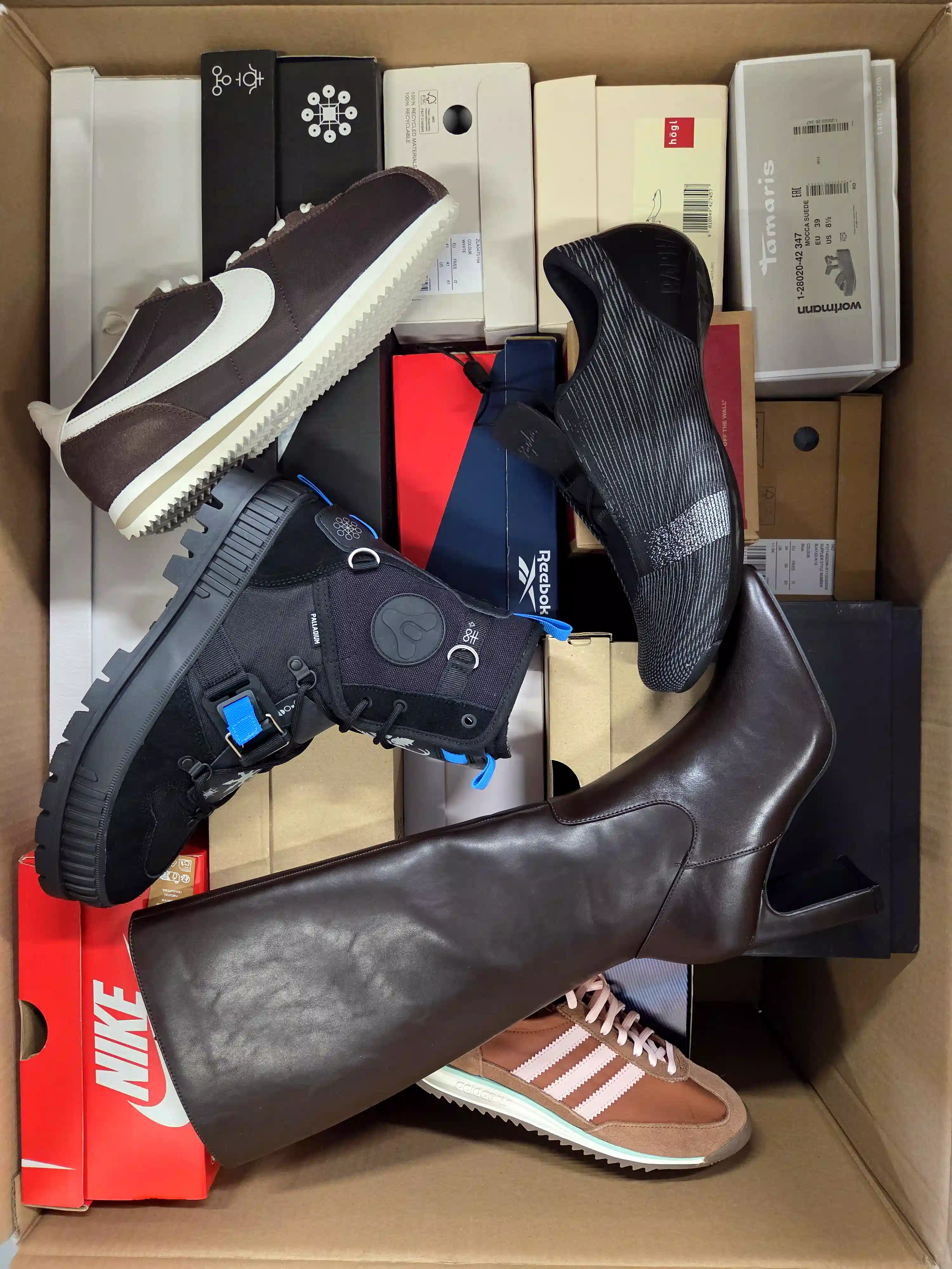 BS3520 3 The photo shows a package with footwear in the category BS.