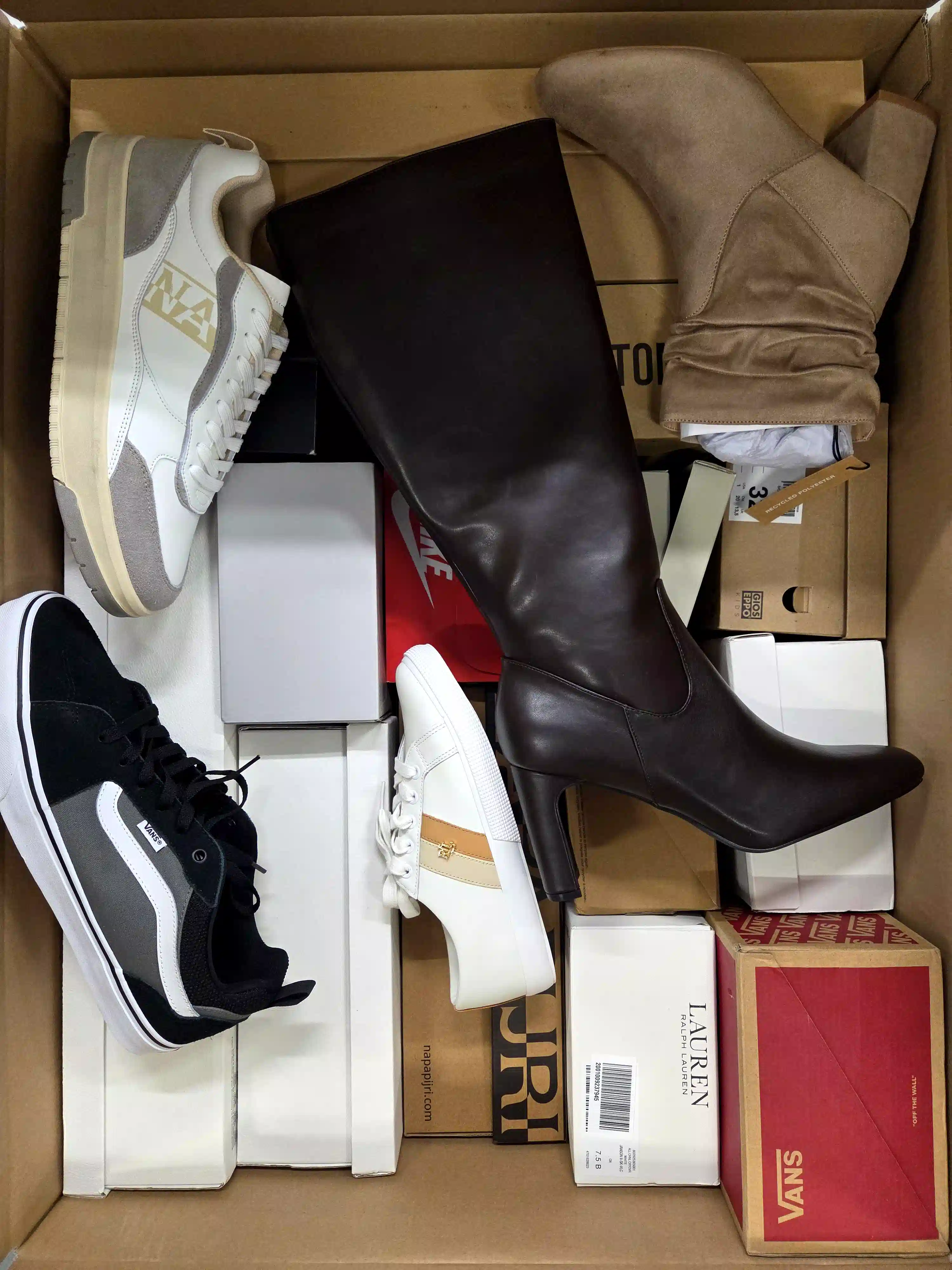 BS3522 3 The photo shows a package with footwear in the category BS.