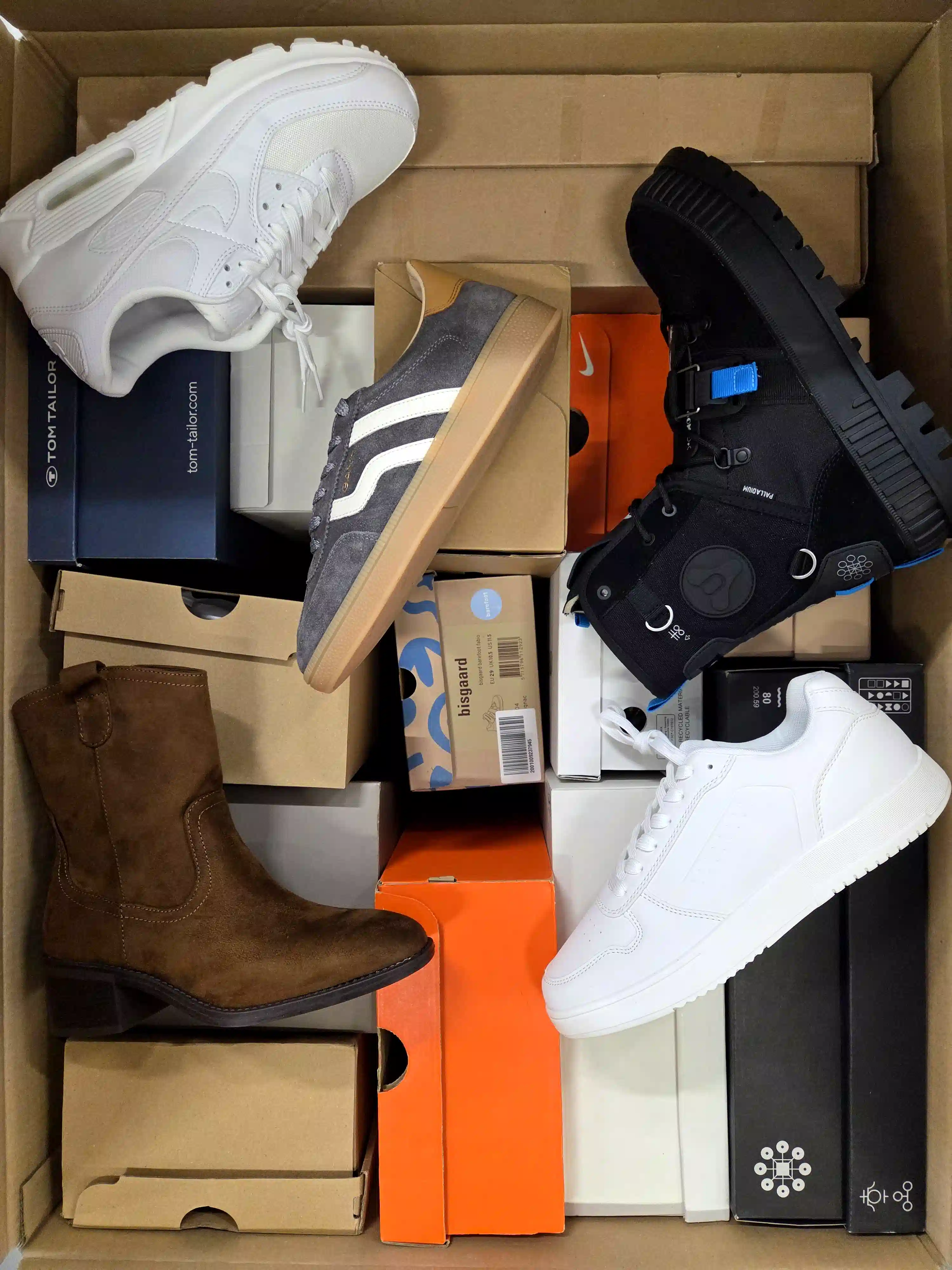 BS3525 3 The photo shows a package with footwear in the category BS.