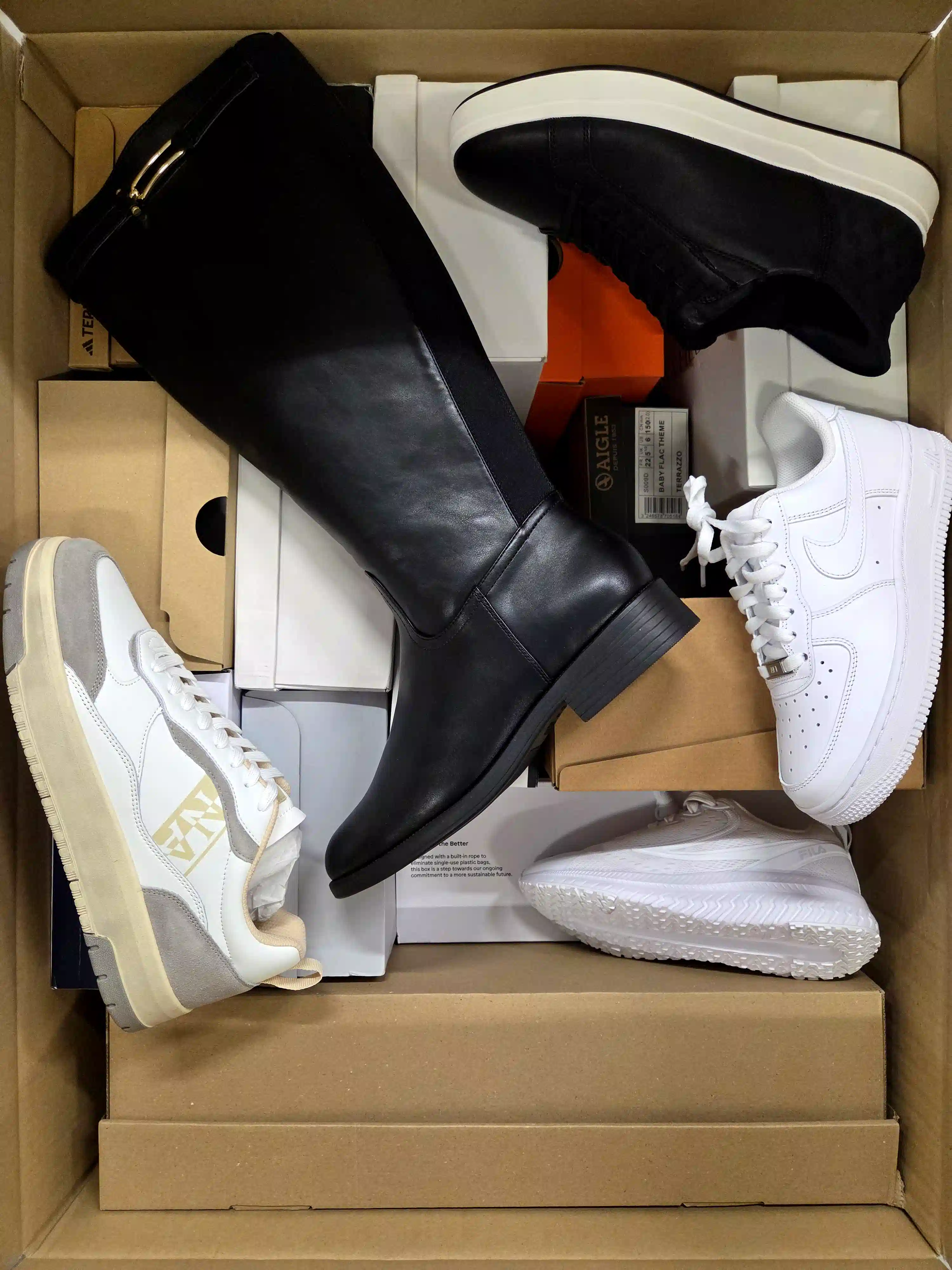 BS3527 3 The photo shows a package with footwear in the category BS.