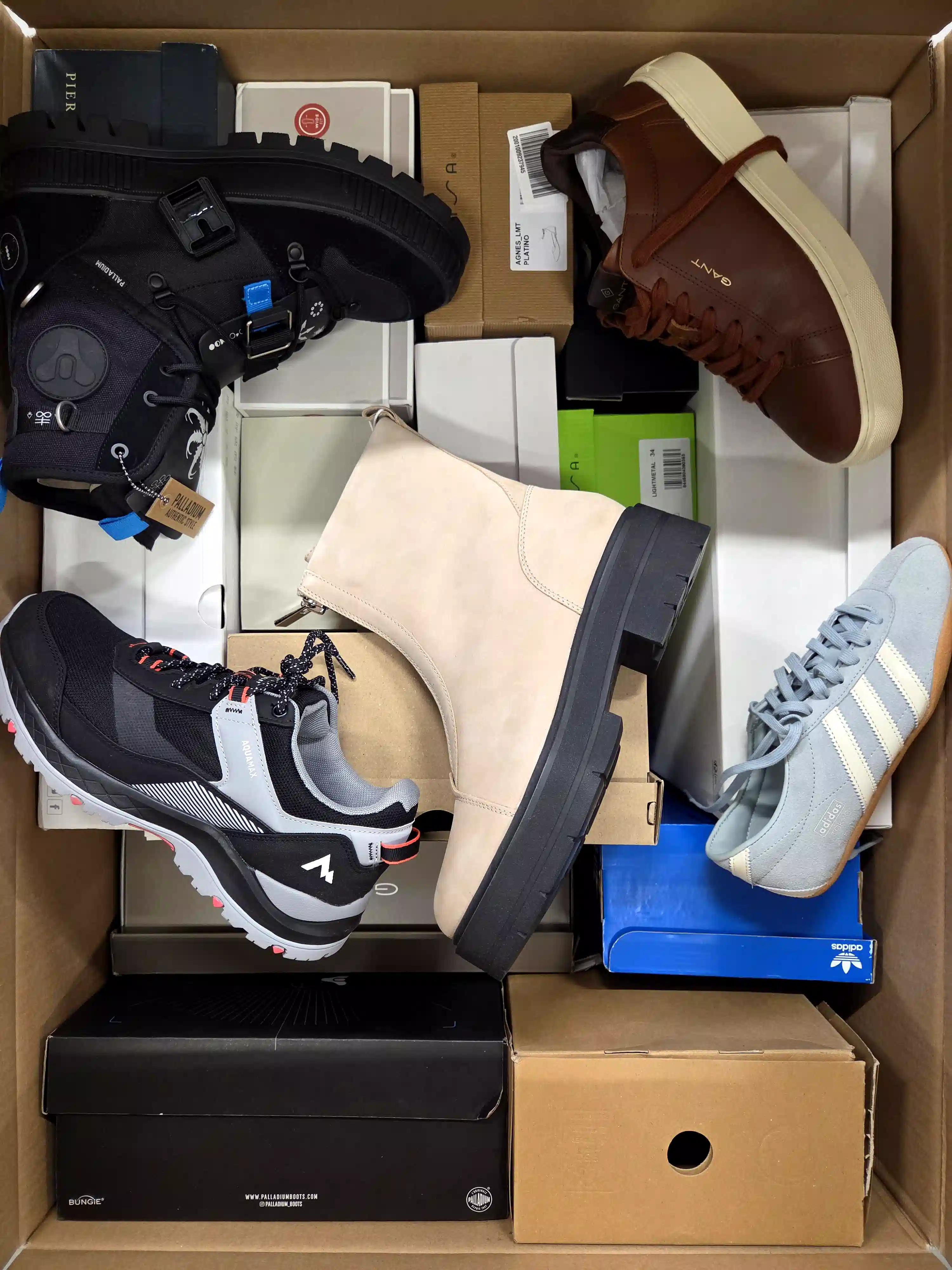 BS3528 3 The photo shows a package with footwear in the category BS.