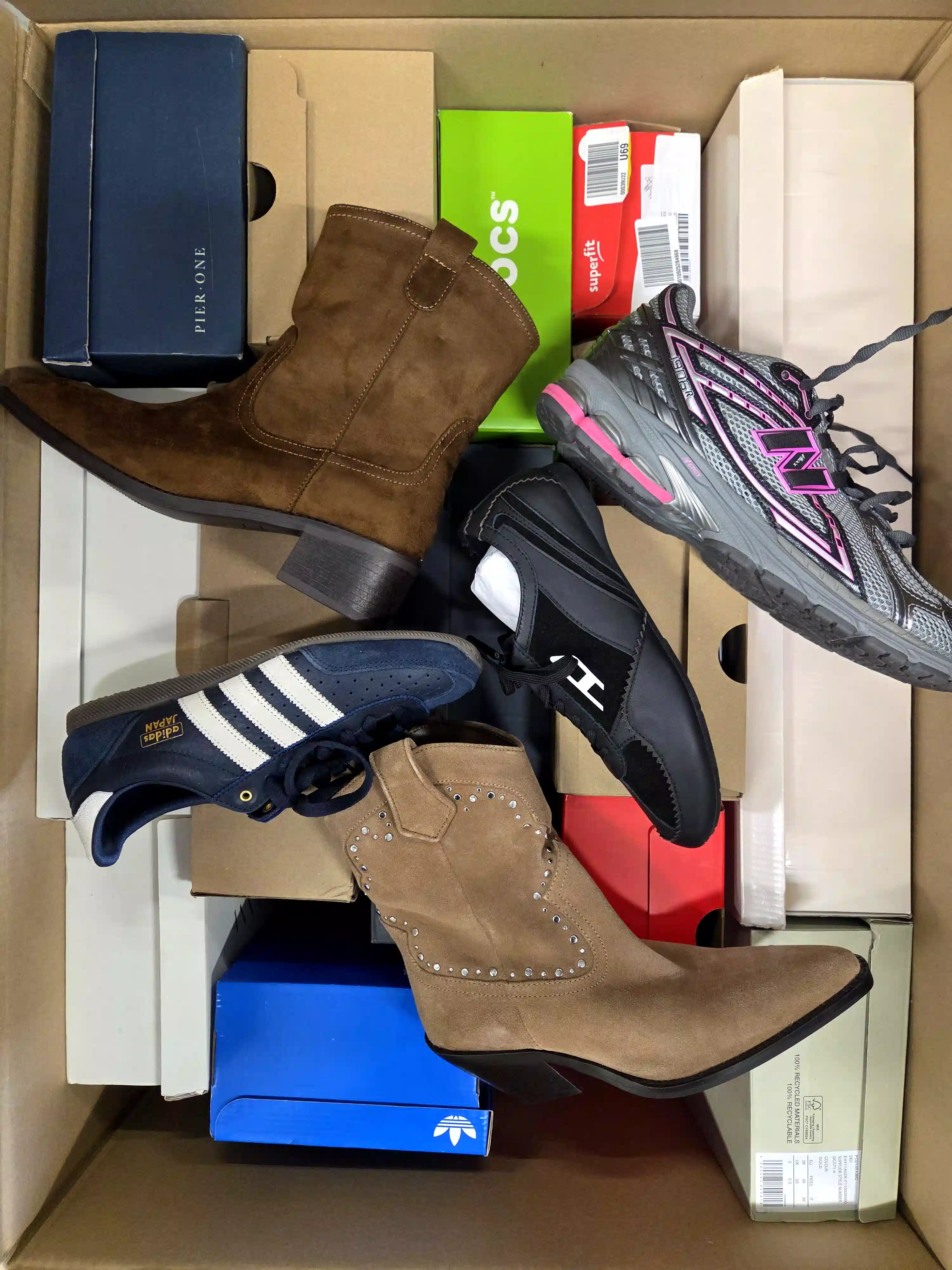 BS3550 3 The photo shows a package with footwear in the category BS.
